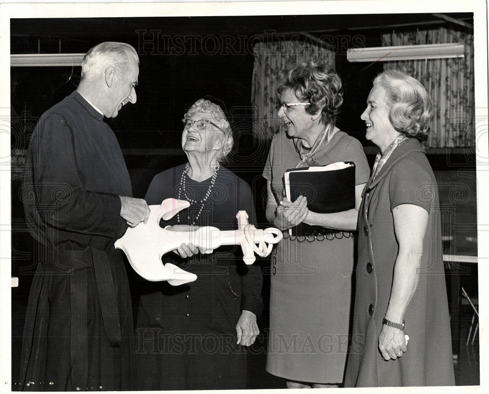 1970 Mrs. Dingeman shares  Fr. Petz-Historic Images