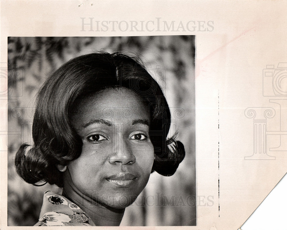 1974 Janet Diggs Charles encourages-Historic Images