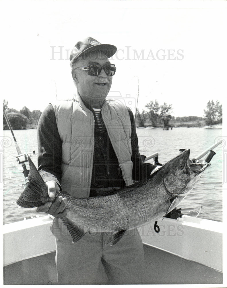 1986 Mayor young caught fish in muskegon-Historic Images