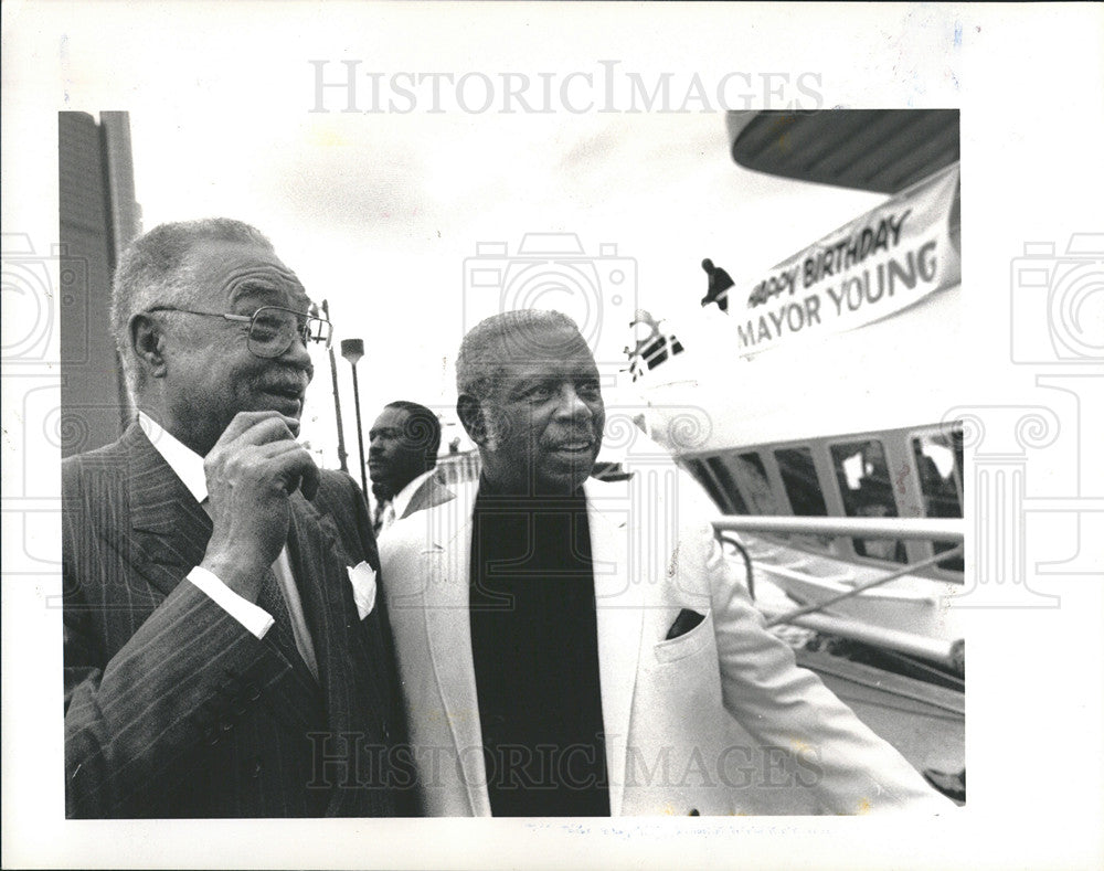 1989 Coleman Young Damon Keith Detroit boat-Historic Images