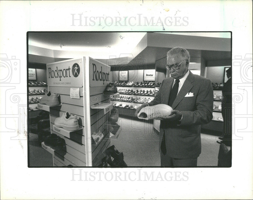 1988 Mayor Coleman Young, shoe shopping-Historic Images