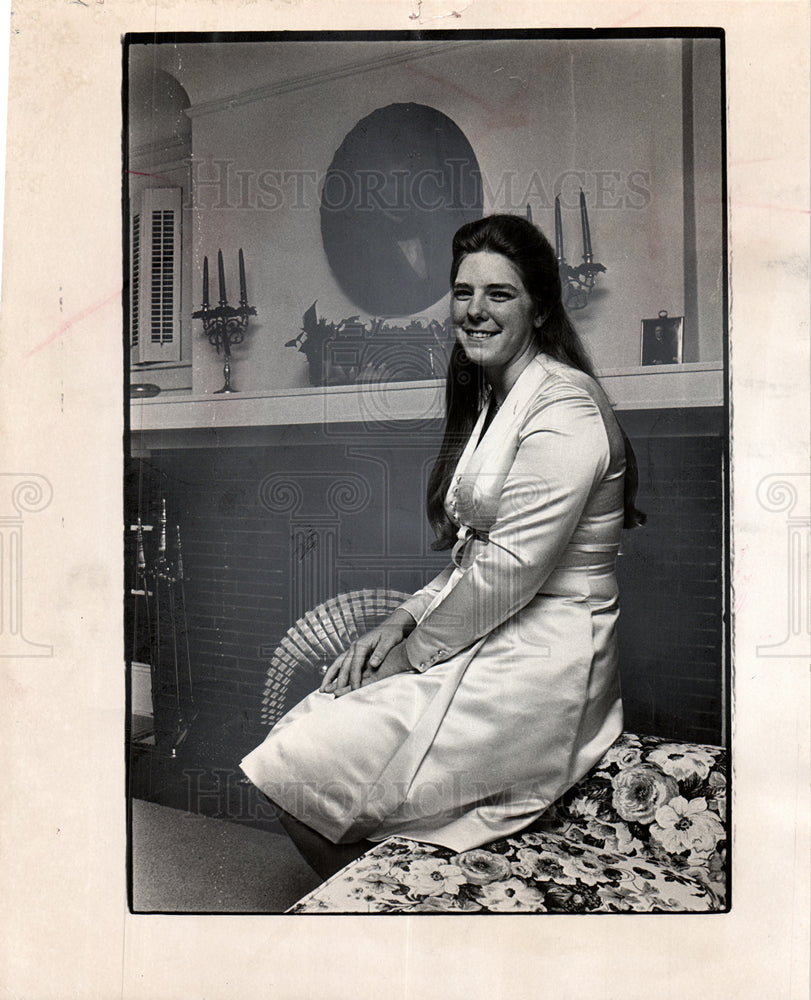 1972 Anne M. Stoepel x-mas debutant-Historic Images
