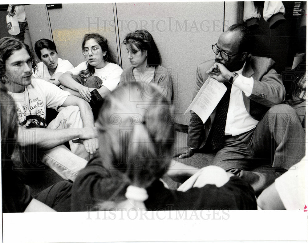 1990 Henry Johnson discuss protester office-Historic Images