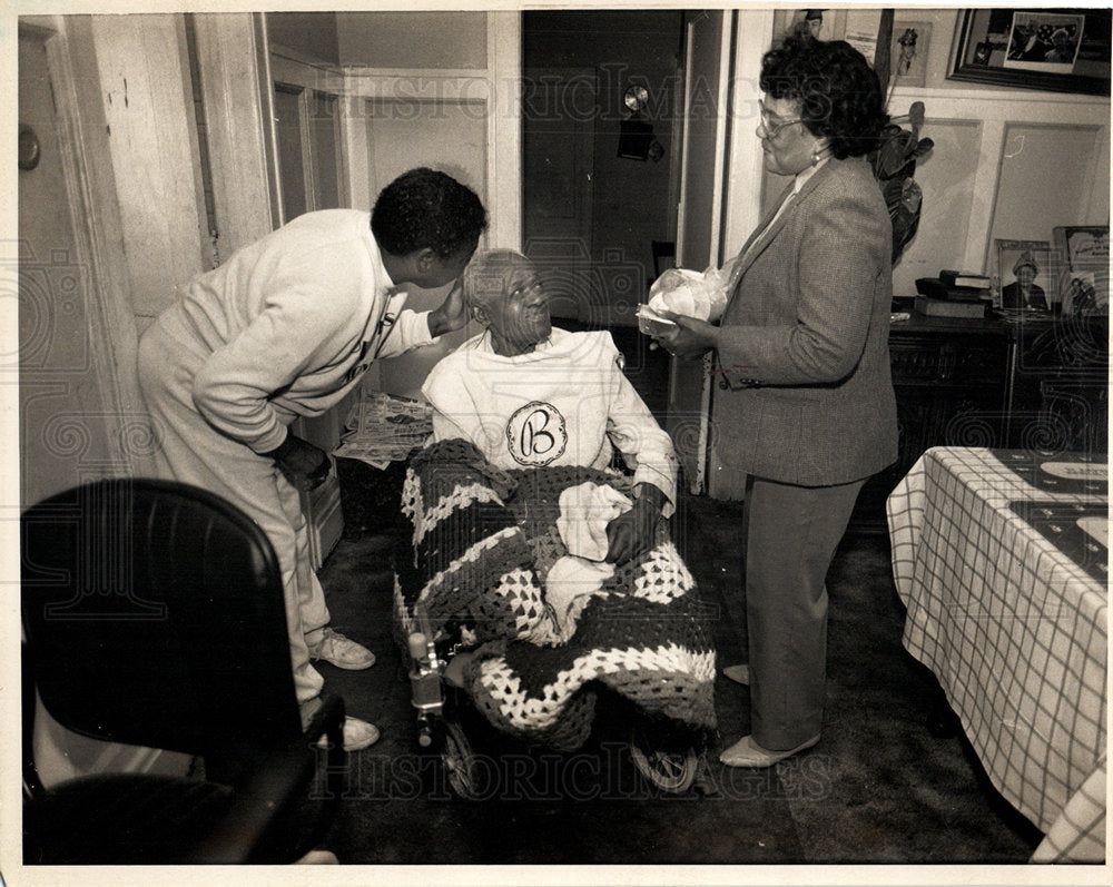 1988 Cozie Murphy Delivering Meal-Historic Images