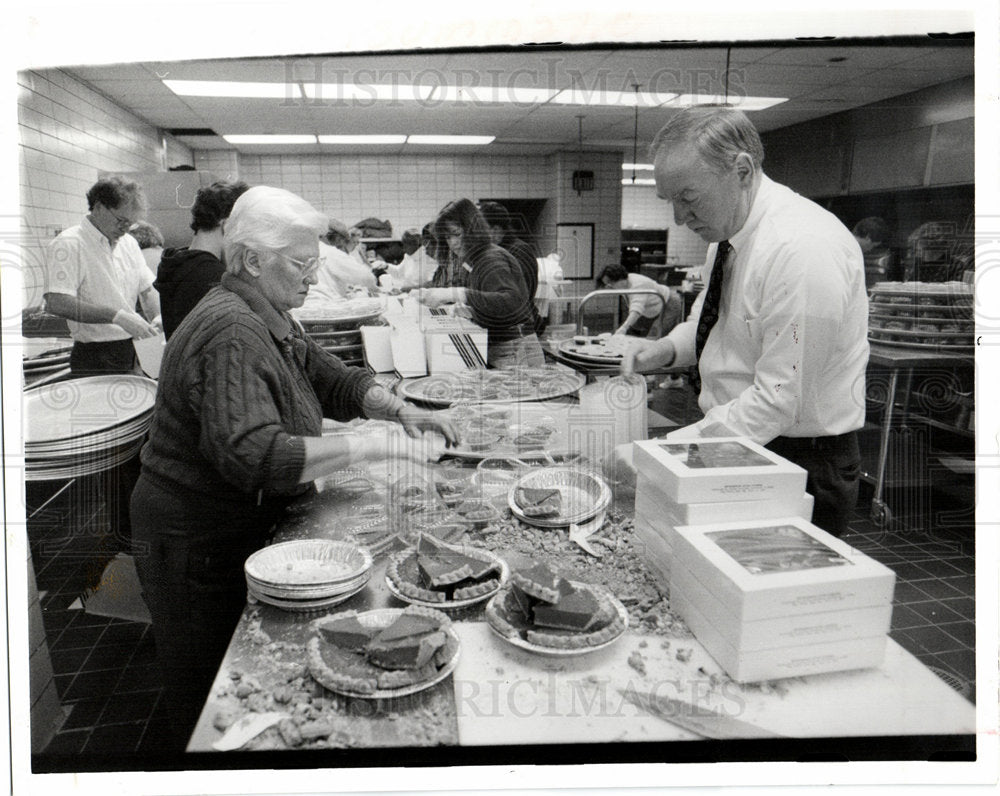 1991 Meals on Wheels Volunteers get free me-Historic Images