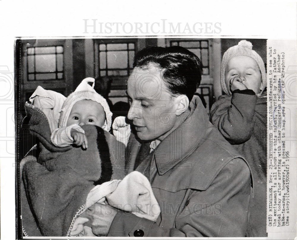 1956 Hungarian refugees Soviet invasion tot-Historic Images