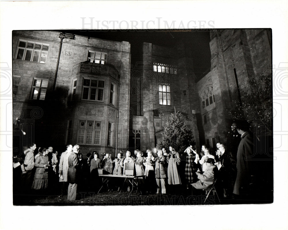 1979 Crowd pray for captives Tehran-Historic Images