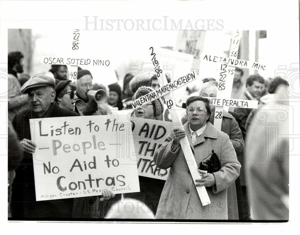 1986 Protesters oppose contra aid-Historic Images