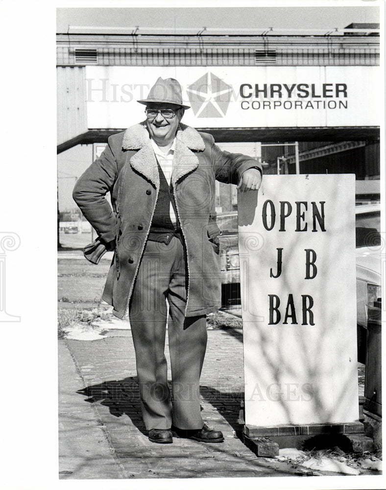 1980 Joe Bucciero outside his bar in Hamtra-Historic Images