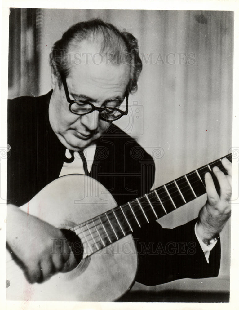 1959 Andres Segovia Spanish guitar-Historic Images