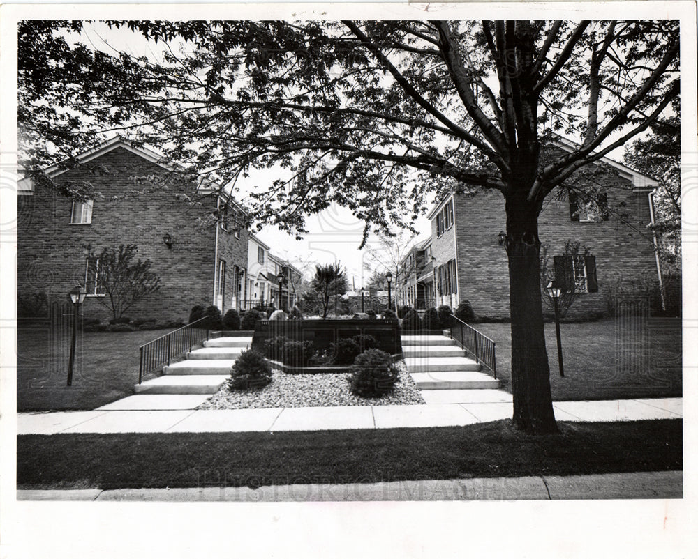 1967 Maplecrest landscaping Royal Oak homes-Historic Images