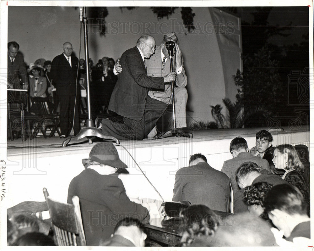 1961 Gov. Luren Dickinson prayer  church-Historic Images