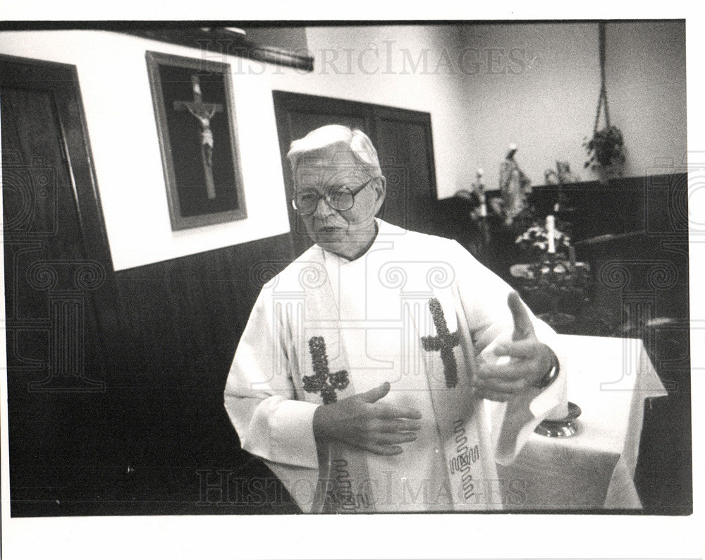 1990 William Roosen Catholic priest mass-Historic Images