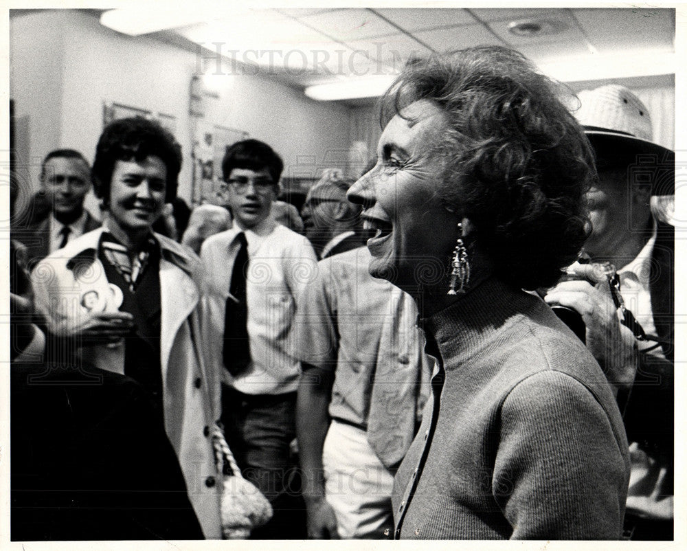 1988 Lenore Romney meets with supporters-Historic Images