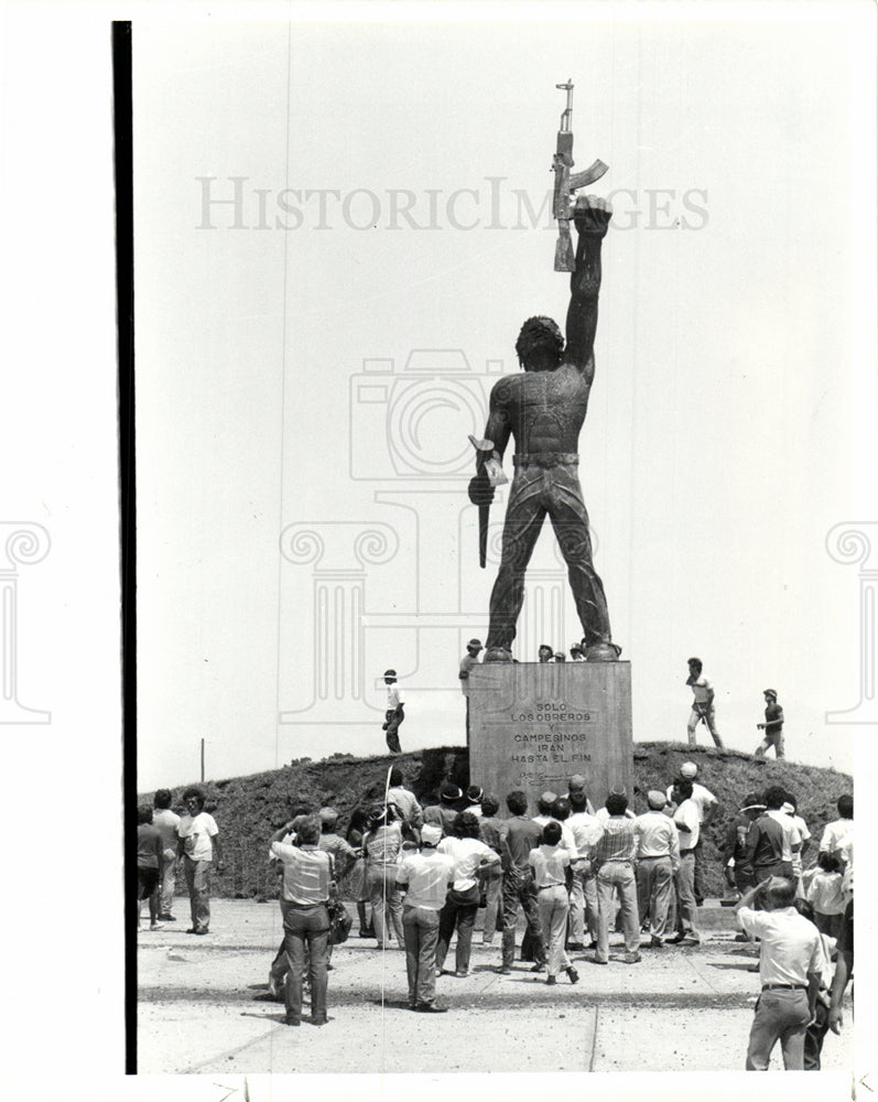 1985 statue Managua Sandinista revolution-Historic Images