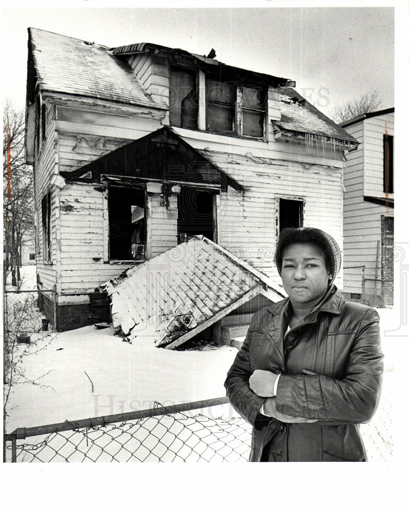 1981 Nadelyne Andrews abandoned house-Historic Images