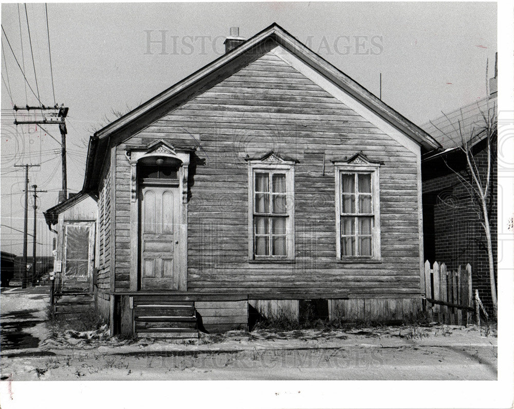 1977 cottage eyebrows Bagley-Historic Images