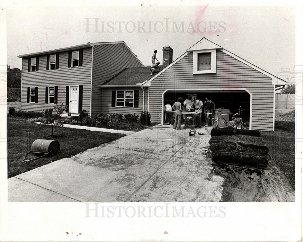 1982 construction house housing building-Historic Images