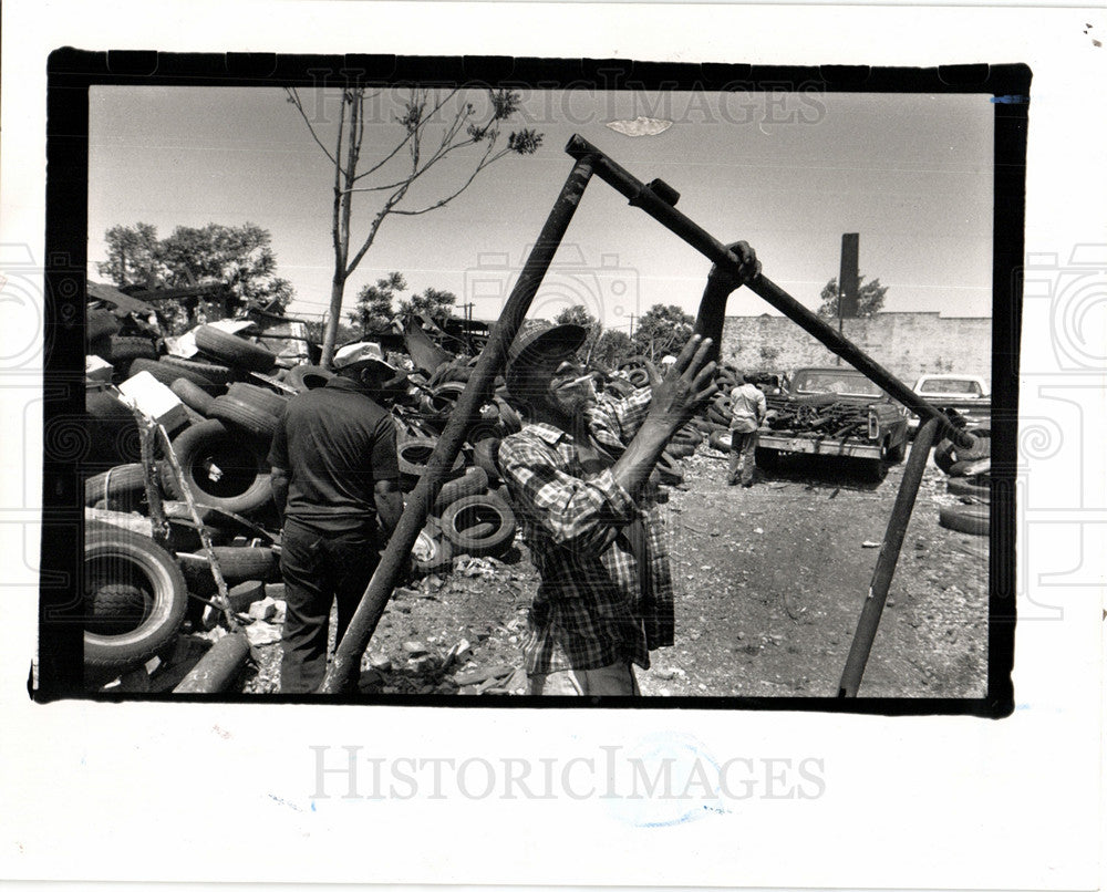 1989 HOUSING ABANDONED MAN SCAVENGERS CARVE-Historic Images