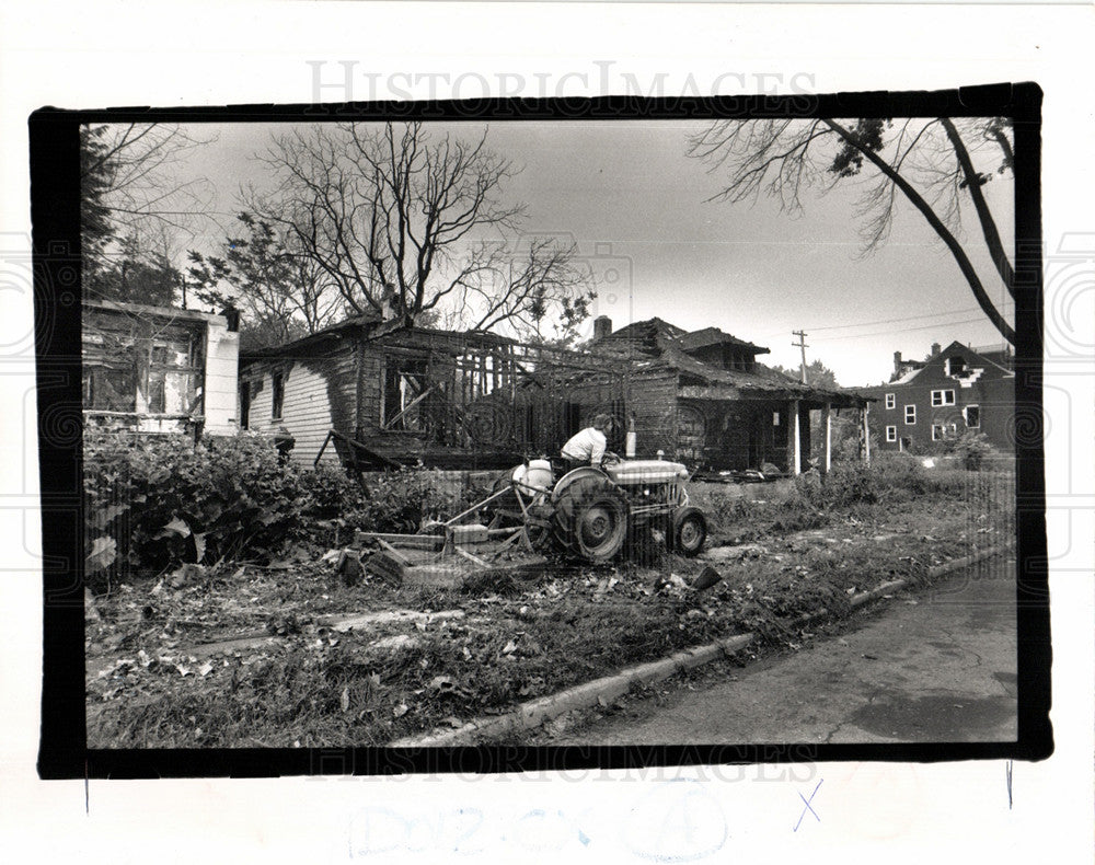 1989 Cal Fleming Landscaping cuts weed hire-Historic Images