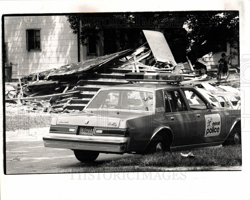 1989 abandoned house squad car demolition-Historic Images