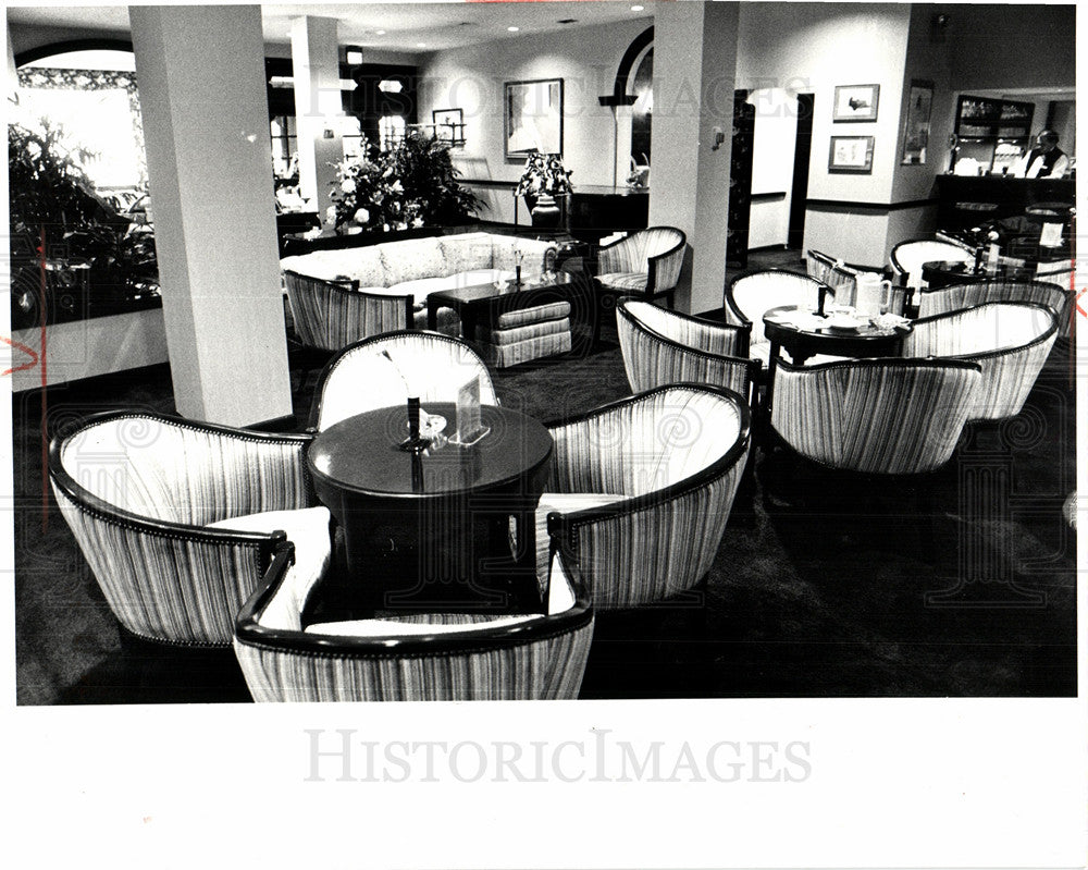 1983 Regis Hotel british style lounge-Historic Images