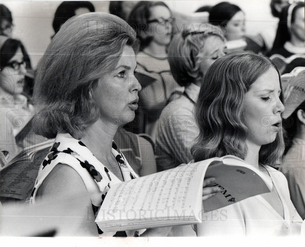 1969 Roger Wagner chorus rehearsal singers-Historic Images