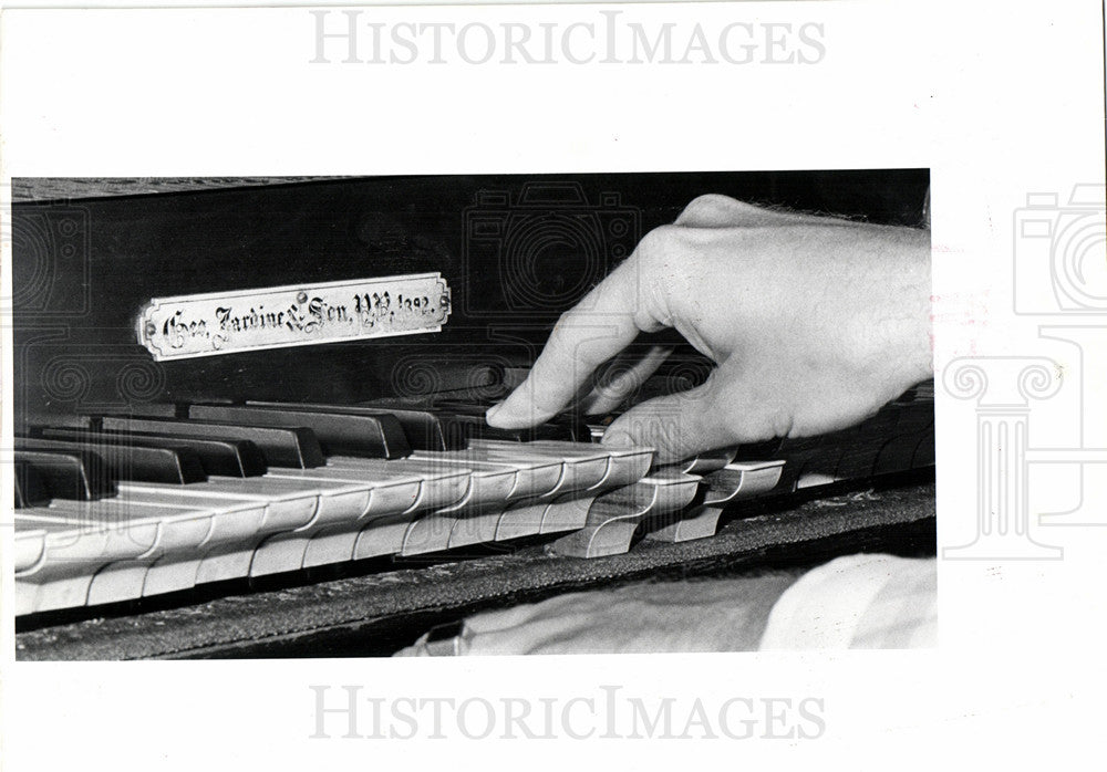 1977 Organ hand of John Courter-Historic Images