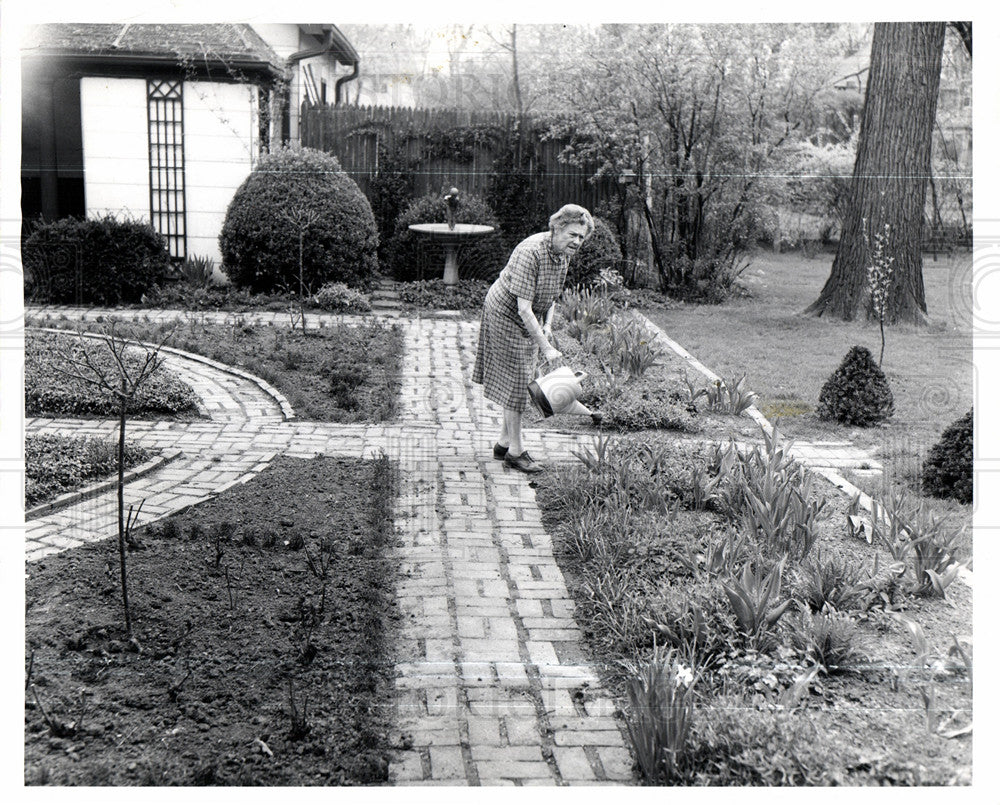 1960 frederica ford lady garden-Historic Images