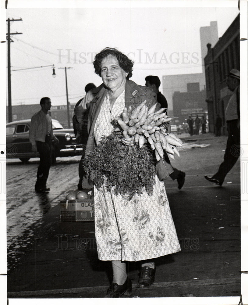 1951 Mrs. Jake Chadan bargain shopper-Historic Images