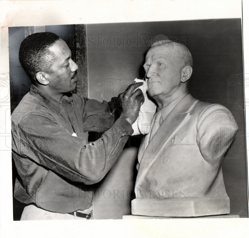 1954 Janitor Willie Lewis cleaned the bust-Historic Images