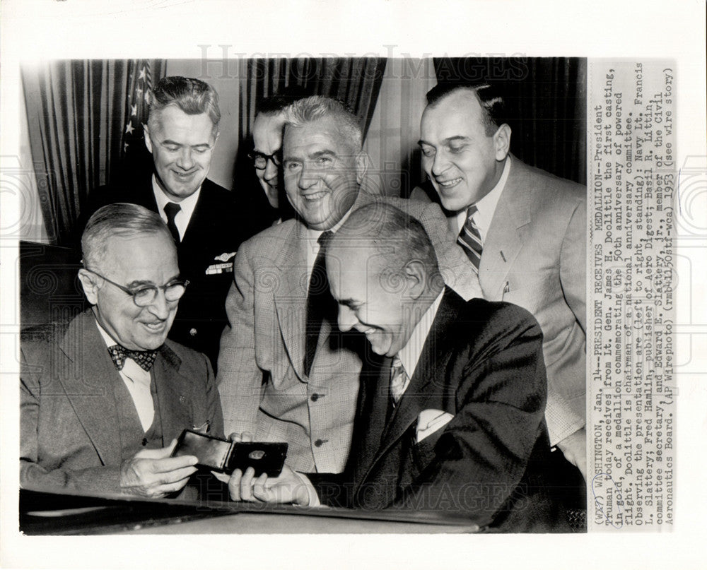 1953 Truman receives medallion-Historic Images