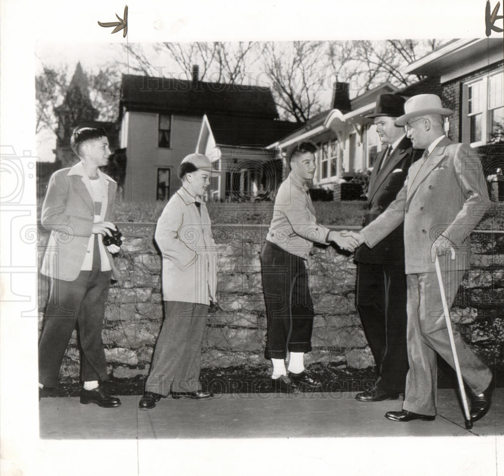 1946 president Truman shaking hand boys-Historic Images