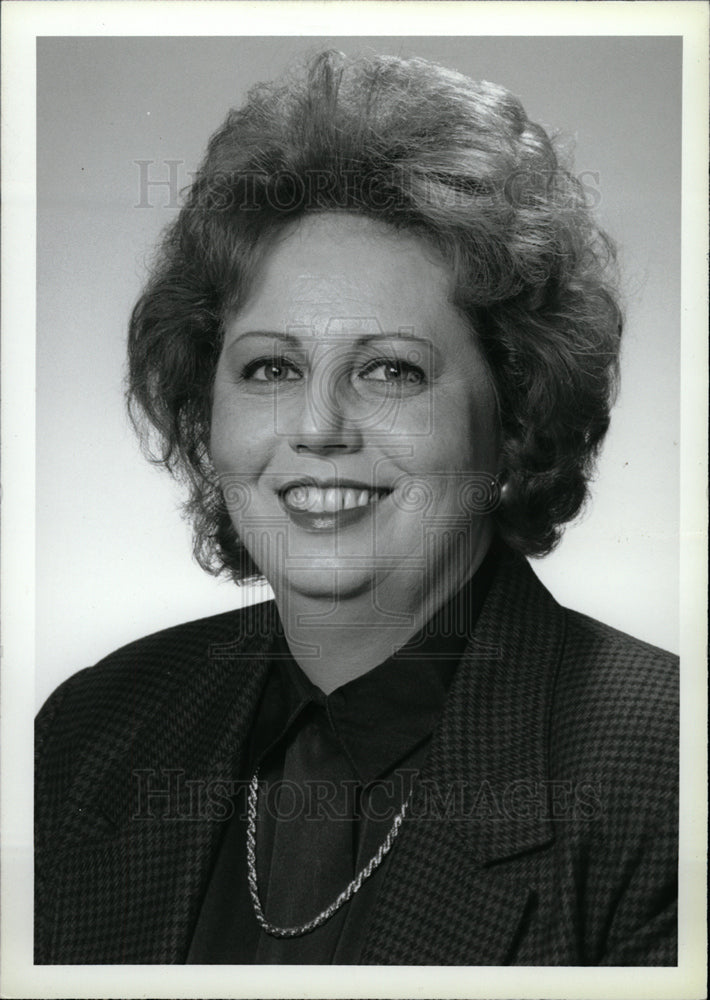 Press Photo Carol Moore, Embassy Suites Hotel - dfpd33321- Historic Images