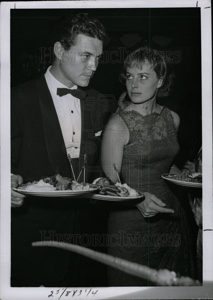 1960 Press Photo Roger Smith and wife, Victoria - Historic Images