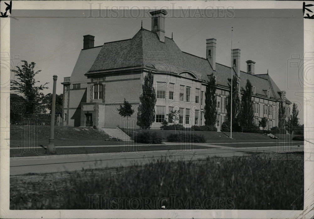 1948 Press Photo Grosse Point monument - RichardSchool - dfpd42911- Historic Images