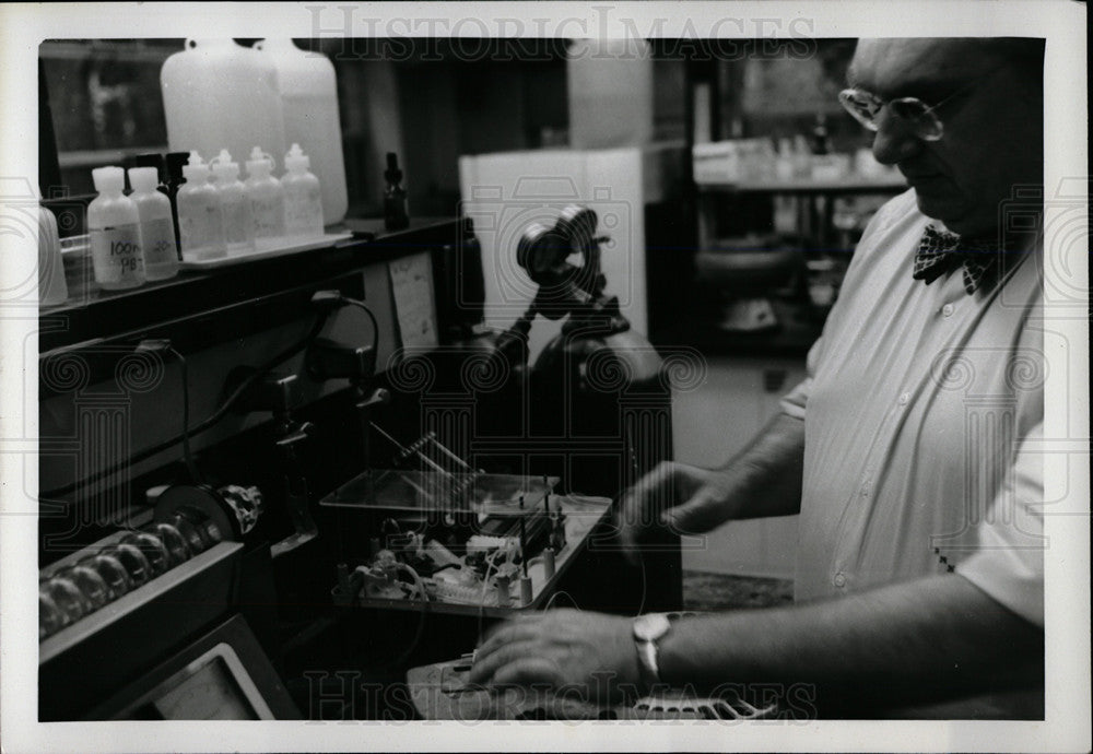 1974 Dr Robert Nalbandian WZZM Sickle Cell-Historic Images