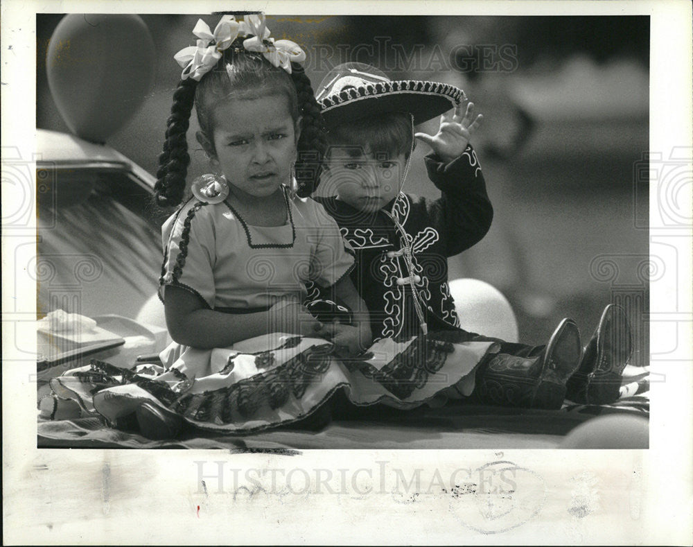 1990 Press Photo Topacio Rafael Perez parade Mexico - Historic Images