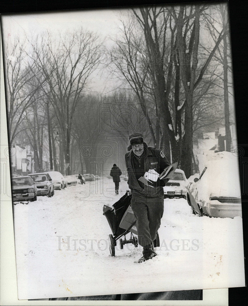 1981 Press Photo Mail Man - Historic Images