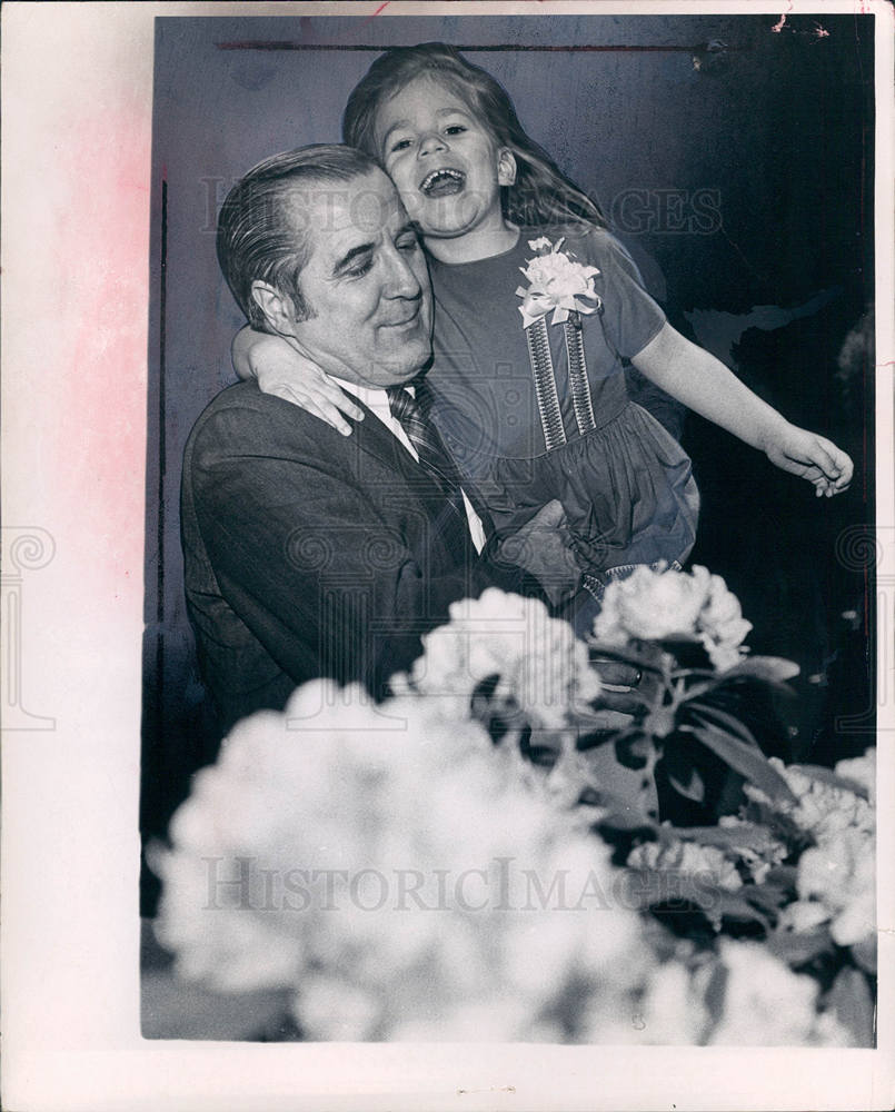 1970 Mayor Roman Gribbs &amp; daughter - Historic Images