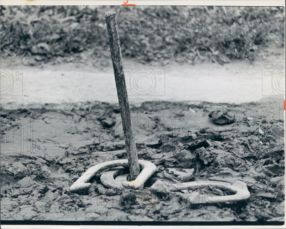 1975 Press Photo horseshoes stake throwing game sandpit - Historic Images