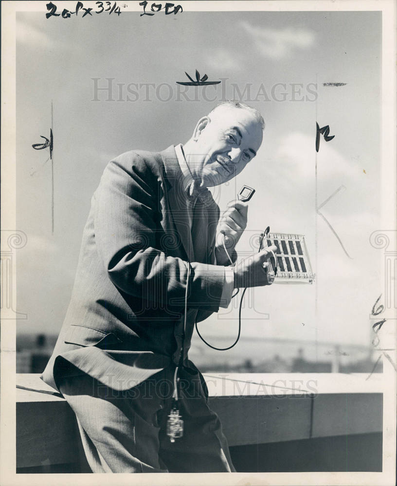 1954 Press Photo Dr. Maurice E. Strieby Sun battery FM - Historic Images