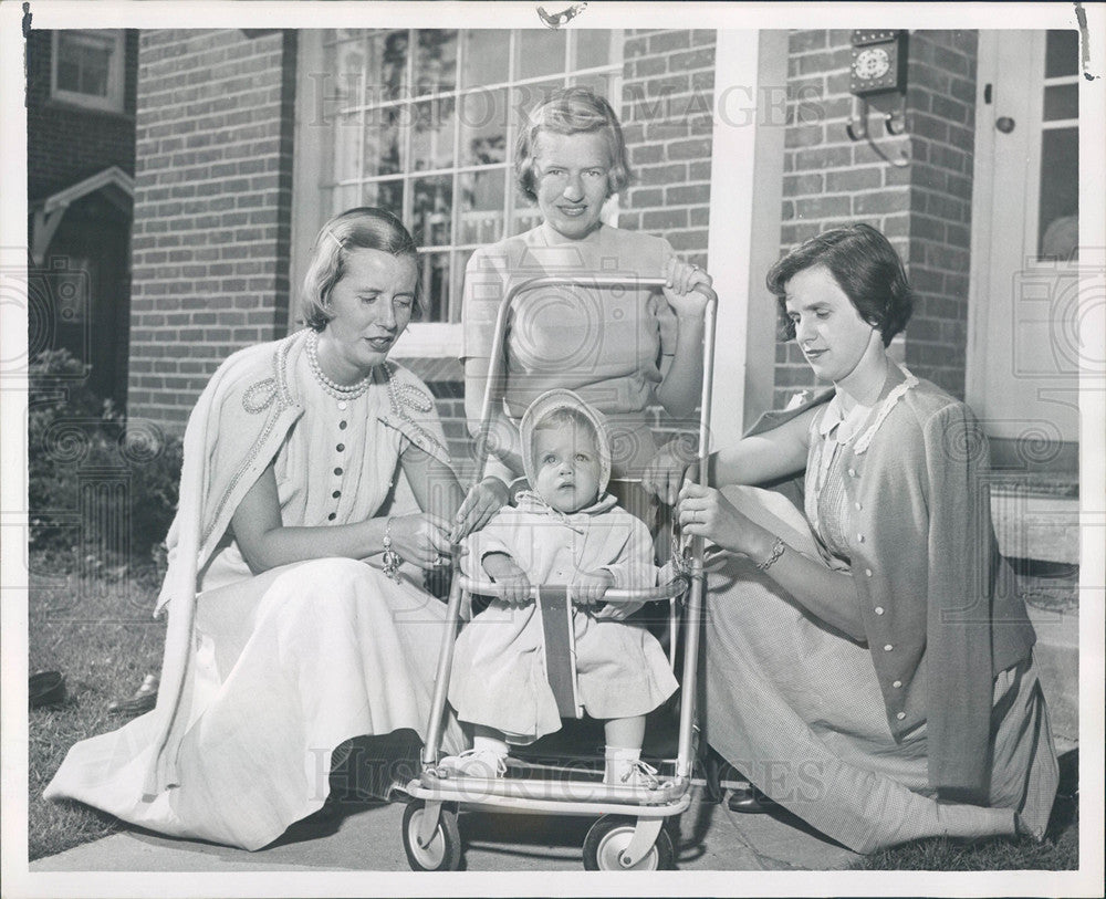 1952 Press Photo Suzanne Tolleson Carrie Hubbell - Historic Images