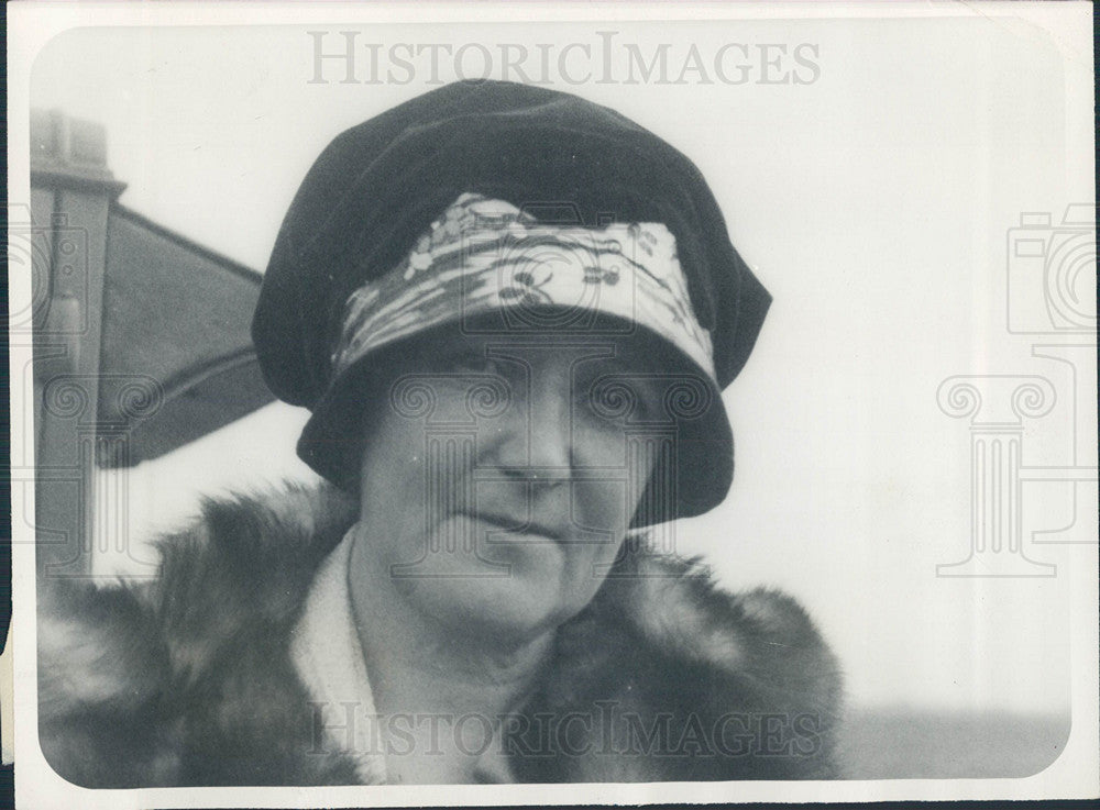 1927 Woman in fur coat wearing hat-Historic Images