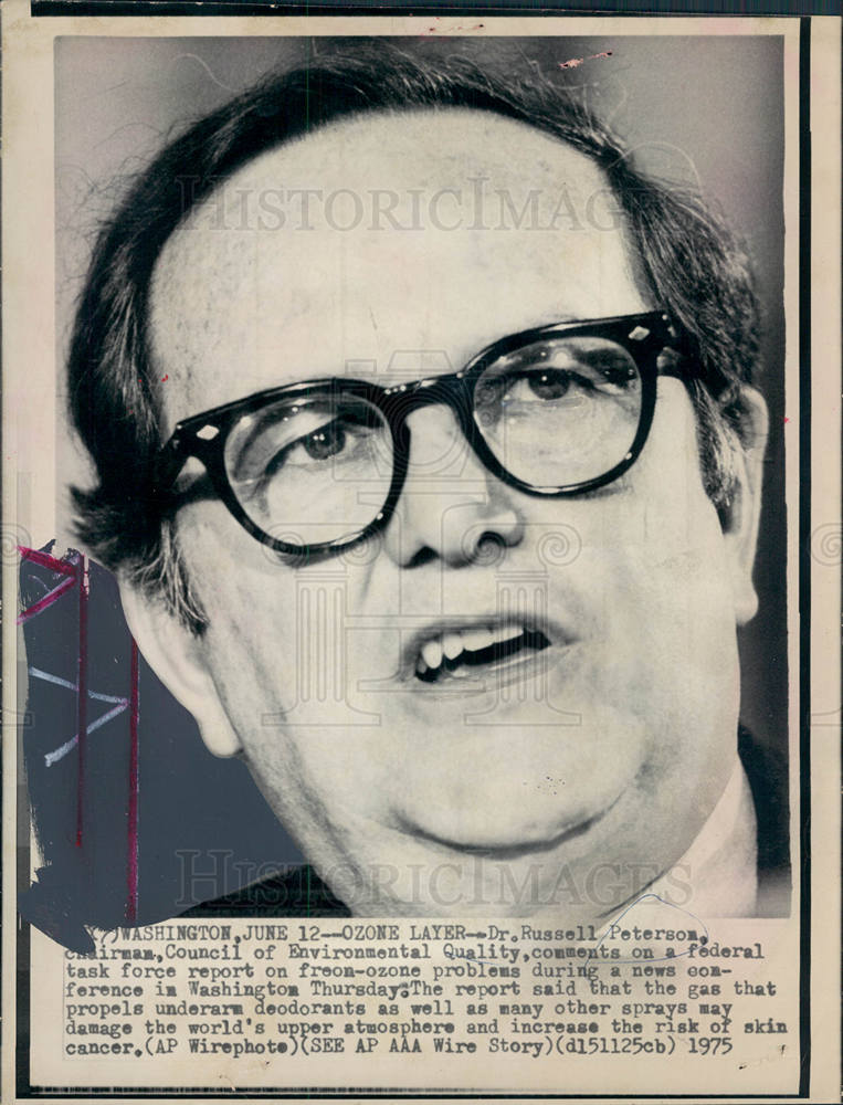 1975 Press Photo Russell Peterson American scientist - Historic Images