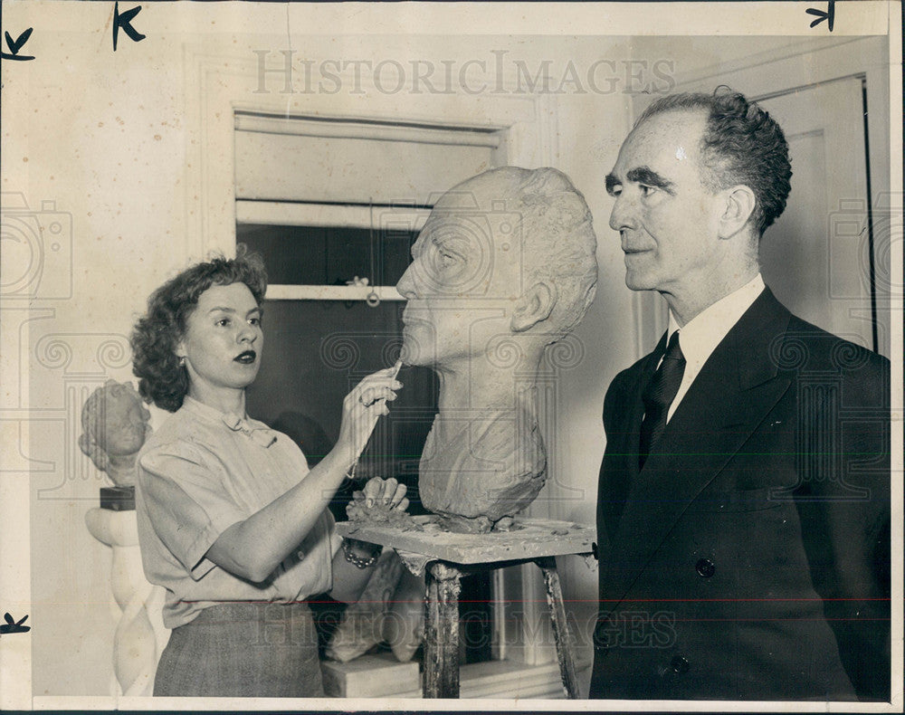 1944 Press Photo Gwen Lux Creighton, woman sculpture - Historic Images