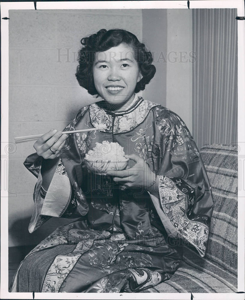 1952 of Ming Lim using chopsticks - Historic Images