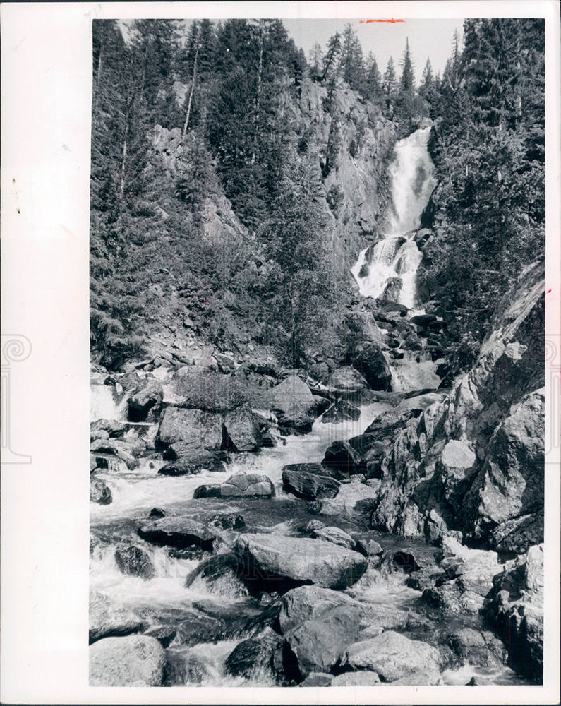 1977 : Sault Ste. Marie waterfall - Historic Images