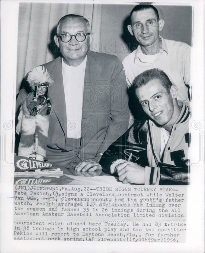 1956 Press Photo Pete Pekich Walter Van Uum Indians - Historic Images