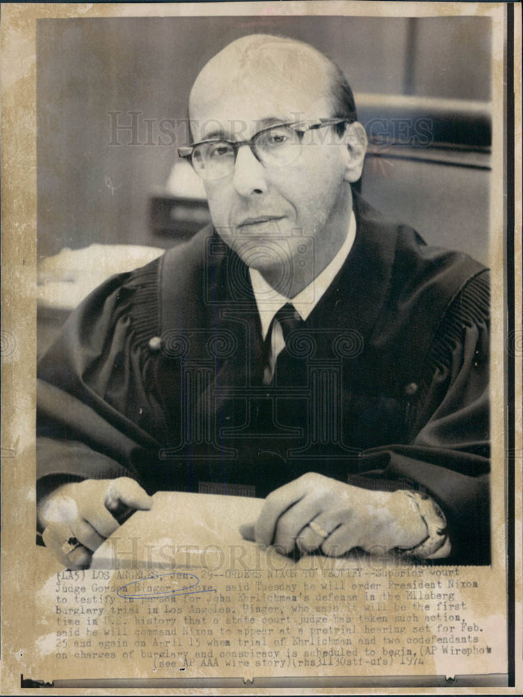 1974 Press Photo Judge Gordon Ringer Nixon testify - Historic Images